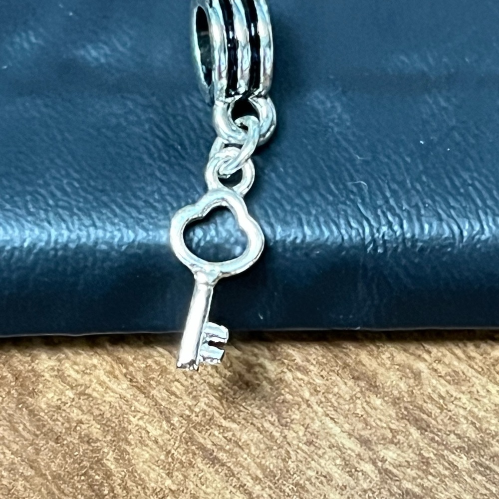 Key charm - Picture 2 of 3